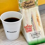 ファミリーマート - ドリンク写真:ホットコーヒーとサンドウィッチ_2021年11月