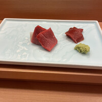 鮨処うえの - マグロの赤身漬けと中トロ