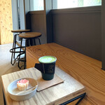 artless craft tea & coffee - 抹茶ラテと和菓子、入口近くのベンチ席(店内奥にテーブル席あり)