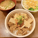 すき家 - 食べラー・メンマ牛丼　440円
            サラダセット　170円
