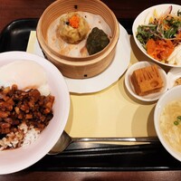 中国菜 feve.  - 本場仕様の魯肉飯にニラ餃子や焼売、スモークサーモンやマカロニのサラダにスープ、金曜限定？のデザートマーラーカオまで勢揃い