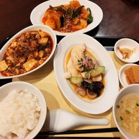 中国菜 feve.  - セレクトランチは＋200円で1品追加OK、固定の麻婆豆腐に週替わりの海老チリと白身魚の前菜をチョイス