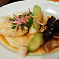 中国菜 feve.  - ひんやり冷製の白身魚の前菜、肉厚でふわっとした白身魚やイタヤ貝にサッパリ粒マスタードソースが合う！