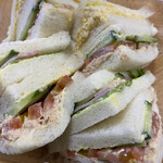 ケーワン - メインのツナサンドとハムサンド、タマゴサンドの３つが入っていて満足です