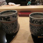 日本料理　百屋 - 左が男性用、右が女性用湯のみ