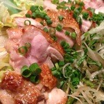 サフラ - 鶏モモをタタキに