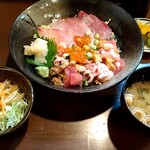 地魚地酒 浜とみ - 海鮮ちらし丼 800円税込