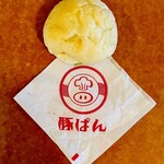 イスズベーカリー - バジル香るモッツァレラチーズ豚ぱん