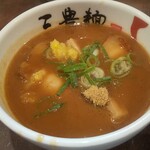 三豊麺 - 特製なので、つけ汁の中に味玉とチャーシューが隠れてますよ