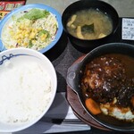 松屋 - ビーフシチューハンバーグ定食 850円(税込)(2021年11月11日撮影)