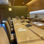 Sushi takamasa - 凛とした白木のカウンター。落ち着いた広々とした空間です。