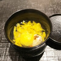 新ばし 星野 - （お椀）塩焼きのキス、菊の花