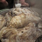 かき小屋 - お通し（蒸し牡蠣）