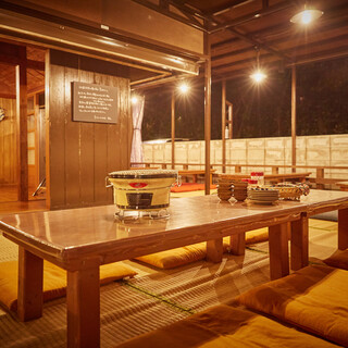 在建于 60 多年前的冲绳古宅中享用七轮烤肉。