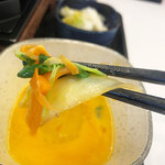 Yoshinoya - 野菜は、白菜・玉ねぎ・にんじん・豆苗。意外とたっぷりと入っております。
                      一食で一日の半分の野菜が摂れるようです。