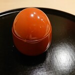 和ごころ 泉 - 卵ではありません。器の下を覗くと緑のへた。柿の器でした。