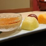 和ごころ 泉 - 水菓子。手前から、ババロア、グランメロン、ピオーネ、大正柿、こみゅす(が見えない)。
