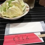 やきとり・ホルモン串　もりしん - 突き出しのキャベツもお約束