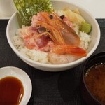 Tsukiji Kaisen Itadori - 海鮮ばくだん丼(830円)