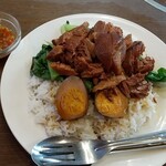 イーサン食堂 - 豚すね肉煮込みのせご飯（カオカームー）