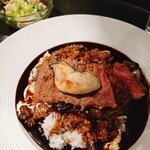銀座楸 - 牡蠣と牛肉のステーキ乗せ黒いカレー
