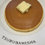 ホットケーキ つるばみ舎 - やっぱり、つるばみ舎のホットケーキ美味しい。生地の甘さが好み！有塩バターの量も好き！サクッとしてて、美味しいのだ。小麦粉にバター！最高です！シロップはいらない。バターだけで食べるの幸せ。お皿はロゴ入り