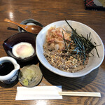 蕎麦小路 さわらび - ④(冷)鴨そぼろぶっかけ蕎麦、温泉玉子付き