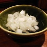 麺屋 のスたOSAKA - 着丼前に味変用の玉葱がサービスです。