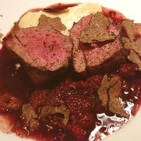 イノーヴェ - 鹿肉のステーキ
                これが火加減最高でジューシー‼
                センスいいなぁ