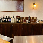 f - 店内は8名程度がゆっくり座れるカウンター席のみの構成です　隅々まできれいに掃除が行き届いていて大変気持ちの良い空間に仕上がっています