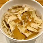 f - スッと出て来たスープがとんでもなく美味いって幸せなことだよね　贅沢なことに天然鮎の焼き干しを出汁にしてます　金茸を浮かべてありますがまあ香りも味も強いです