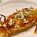 f - ひげ鱈の上にはロビオラチーズとエルベッタが振りかけられています