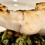 f - ソテーだけならごく普通ですけど敷いてあるのは春菊とバナナを炒め合わせたものです　どうしてこんなこと思いつくのかな