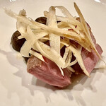 f - 桜豚の肩ロースの低温グリルに石橋牛蒡と大曲のムカゴです