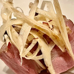 f - この豚肉が驚異的に柔らかい　牛蒡は生で使っています