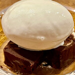 f - デザートも秋田の食材　仁賀保の無花果入りチョコレートに仁賀保の生姜入りヴァニラアイスです