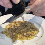 A e B - 手掴みモクズガニのリゾットにハンガリー産サマートリュフ