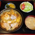 田吾作 - カツ丼（かつ丼・サラダ・味噌汁・漬物）：８５０円