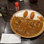 Koko Ichibanya - 牛すじ煮込みカレー＋カキフライ。