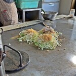 かどやお好み焼 - 調理中1