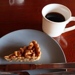 カフェ 金澤園 - クルミのタルトとホットコーヒー