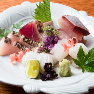 We offer sake and side dishes and seasonal seafood made with carefully selected ingredients. Course available