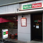 Felice Pasto - 小さめのチェーン店を思わせる外観