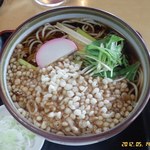 Yanagiya - たぬきそば（500円）。蕎麦量のボリュームあり。わりと濃い目の甘辛い味といったところ。このくらいの汁の濃さだと、自然と食が進んでしまう