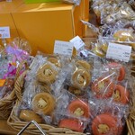 Yatsugatake Famazu Keki - チーズケーキのお店ですが、マフィン、フィナンシェなど焼き菓子もありました♪かわいいドーナツのイチゴ(うさぎ)とココア(ブタちゃん)も購入。