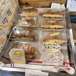ホットケーキ つるばみ舎 - うわ！ホットケーキのパック詰め！！ホットケーキのたまごサンド、好きだけど、パック詰めを買って席で食べるのは、気分的に違う。。。あんバターは絶対に美味しいやつ。満席ならコレを買って帰るのもアリ。
