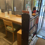 ホットケーキ つるばみ舎 - 座ったのは前にも座ったことがあるカウンター席。残席、カウンター1席、テーブル2名掛け1席。繁盛してました。さすが。駅から近いのもいい。ホットケーキはみんなのおやつ。