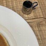 ホットケーキ つるばみ舎 - ホットケーキのシロップは、小さなピッチャーで提供です。前は素敵なシロップ入れが卓上にあってかけ放題で可愛かったんだ。しかし、つるばみ舎のホットケーキはシロップなくても美味しい。本当に。バターだけでOK