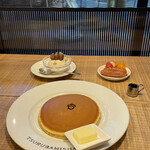 ホットケーキ つるばみ舎 - トッピングはマロンシャンティ400円とポークウインナー250円。ウインナーにフルーツ付き。苺とみかん。うれしい。