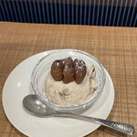 ホットケーキ つるばみ舎 - うふふ。贅沢なトッピング、400円もするマロンシャンティ。マロンクリームが甘くて幸せ。量は多めで、ホットケーキをバターだけで半分以上食べたので、ちょっと困った。まあ、このまま食べても美味しいです。